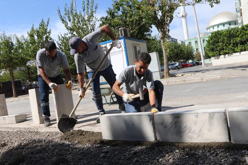 Bayraklı'da yol yenileme çalışmaları hız kesmiyor