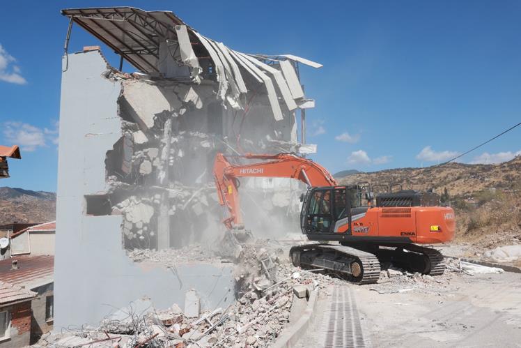 Bayraklı’da 5 katlı kaçak yapı yıkıldı